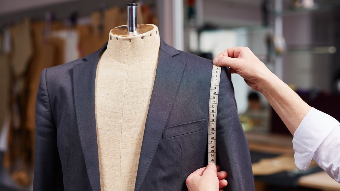 Klucz do elegancji: Dlaczego idealne dopasowanie garnituru jest tak ważne?