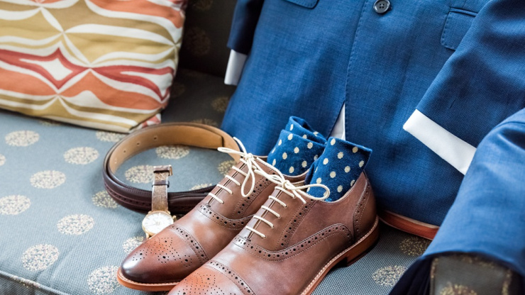 Granatowy Garnitur: Dlaczego jest podstawą męskiej garderoby i jak go stylizować?