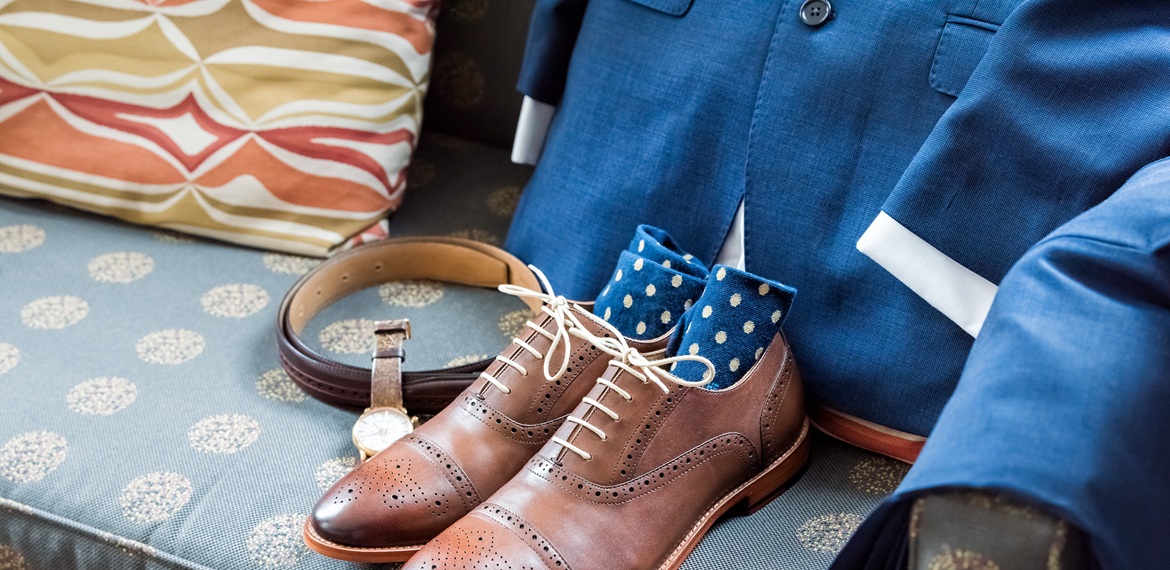 Granatowy Garnitur: Dlaczego jest podstawą męskiej garderoby i jak go stylizować?