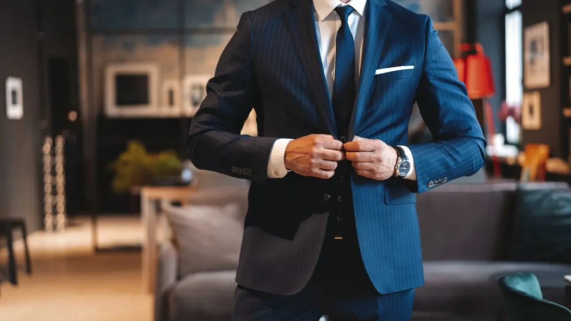 Jak odświeżyć garnitur i przedłużyć jego żywotność? Poradnik Suit SPA